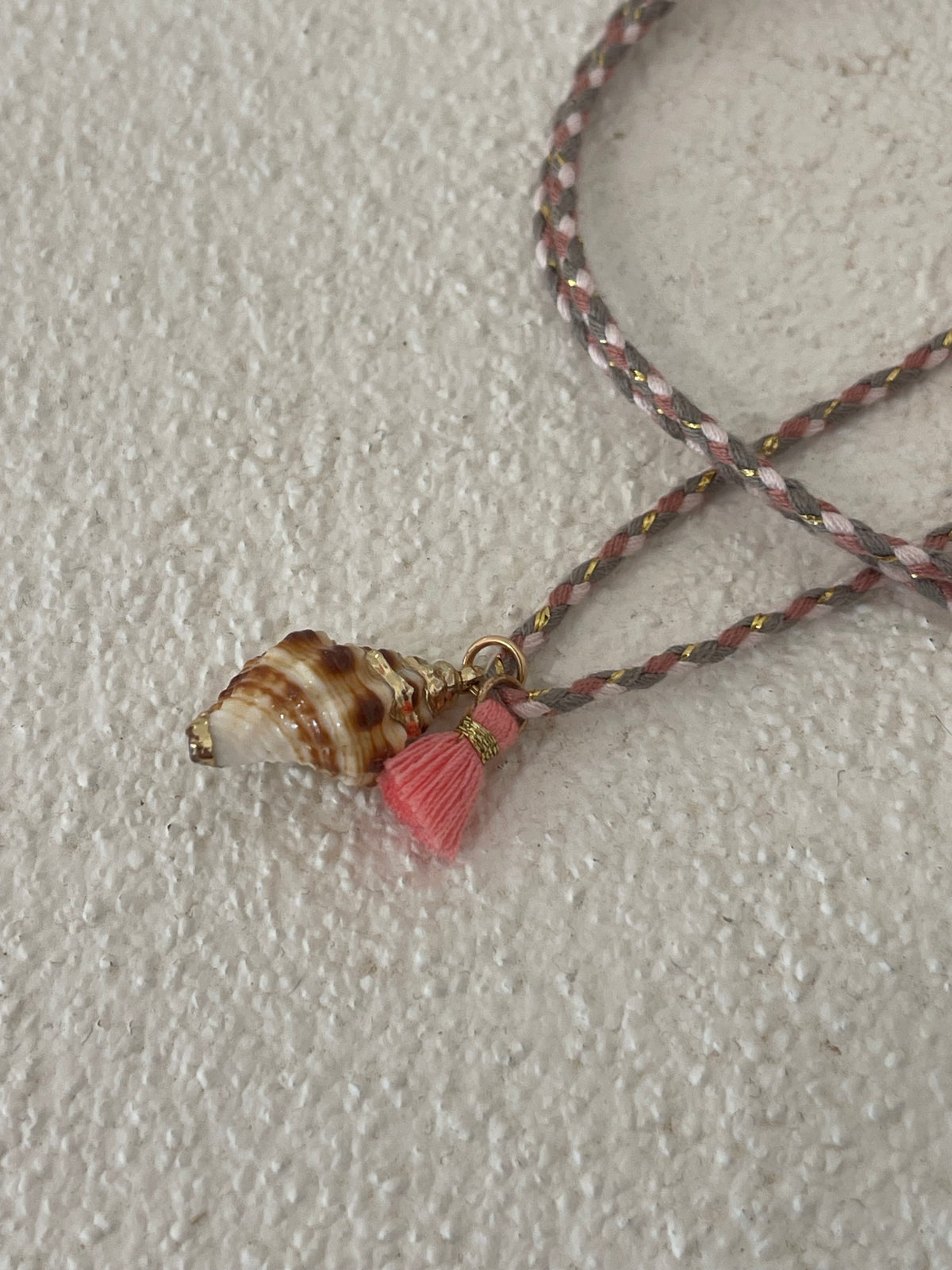 Shell tie on necklace coffee